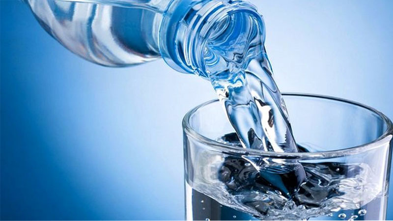 تصویر آب برای درمان خانگی شقاق